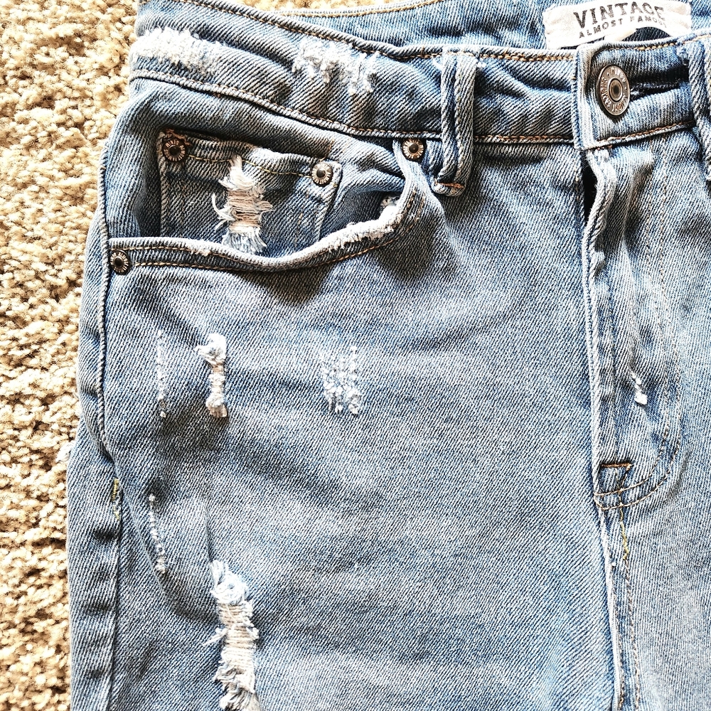 Almost Famous Vintage Distressed Mom Jeans Size 1 Light Wash - Picture 6 of 11